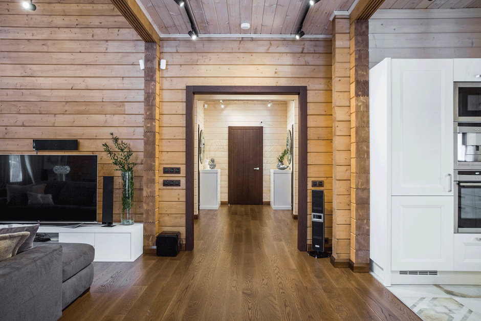 Трековые светильники в доме из бруса