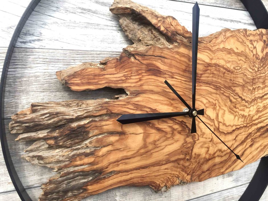 Часы настенные из дерева и смолы