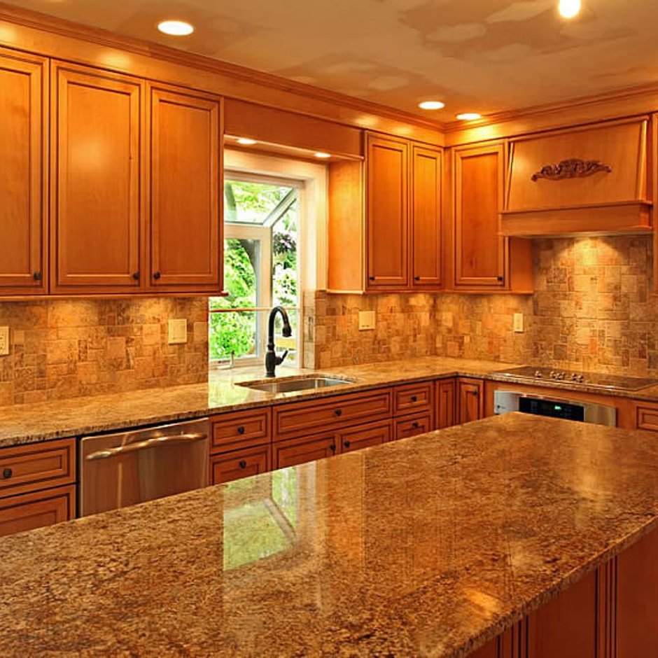 Рыжая столешница на кухне