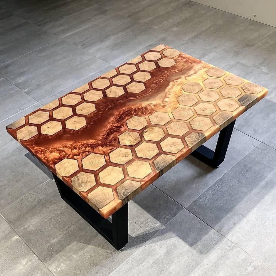 Журнальный столик из дерева