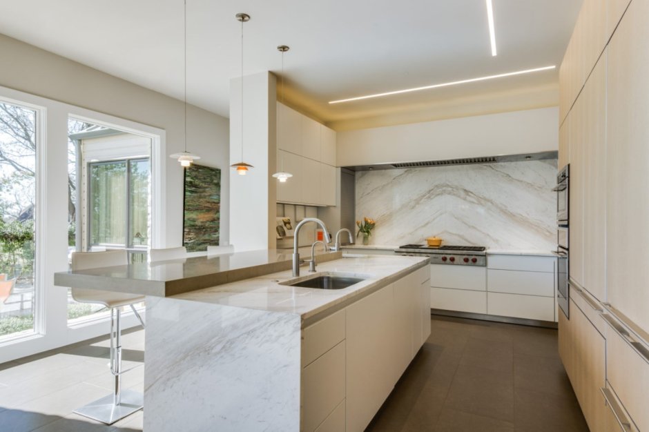 Плитка под мрамор на кухне