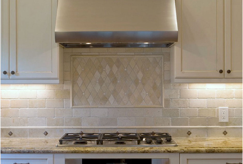 Кухня с бежевым фартуком из плитки