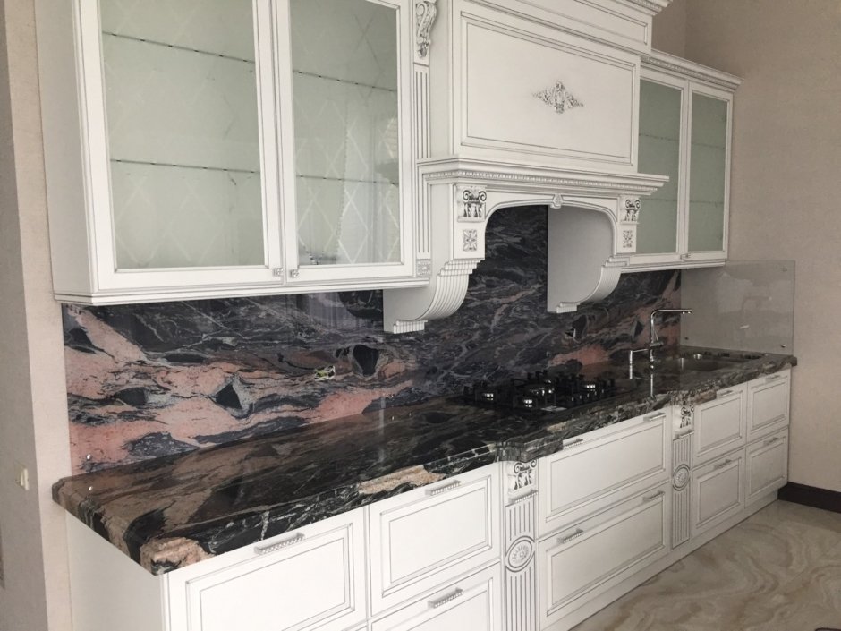 Кухня с мраморной столешницей и фартуком