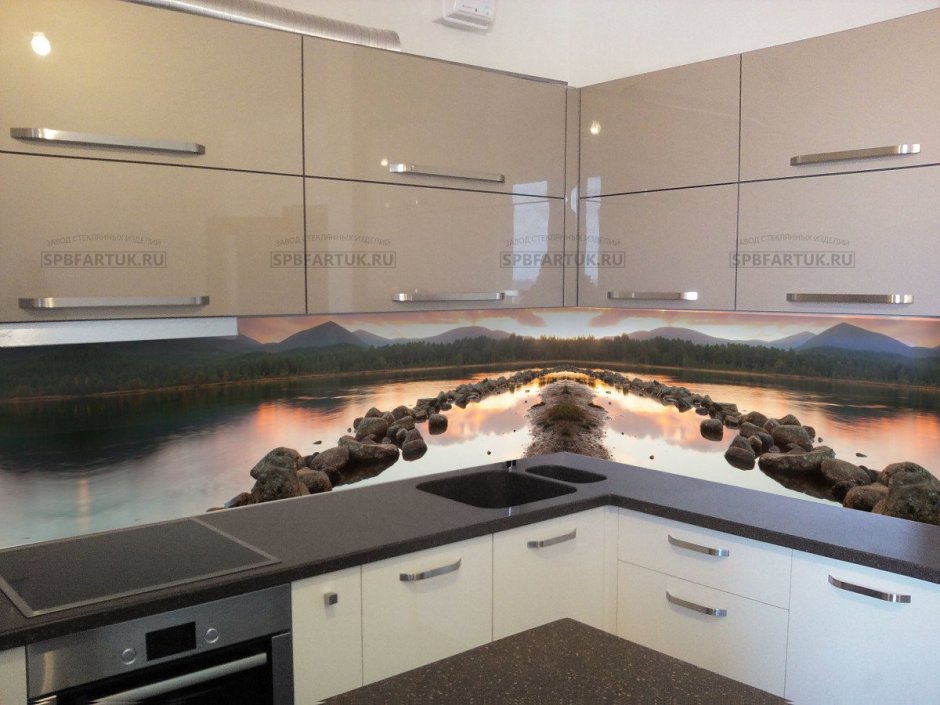 Фартук из стекла для бежевой кухни