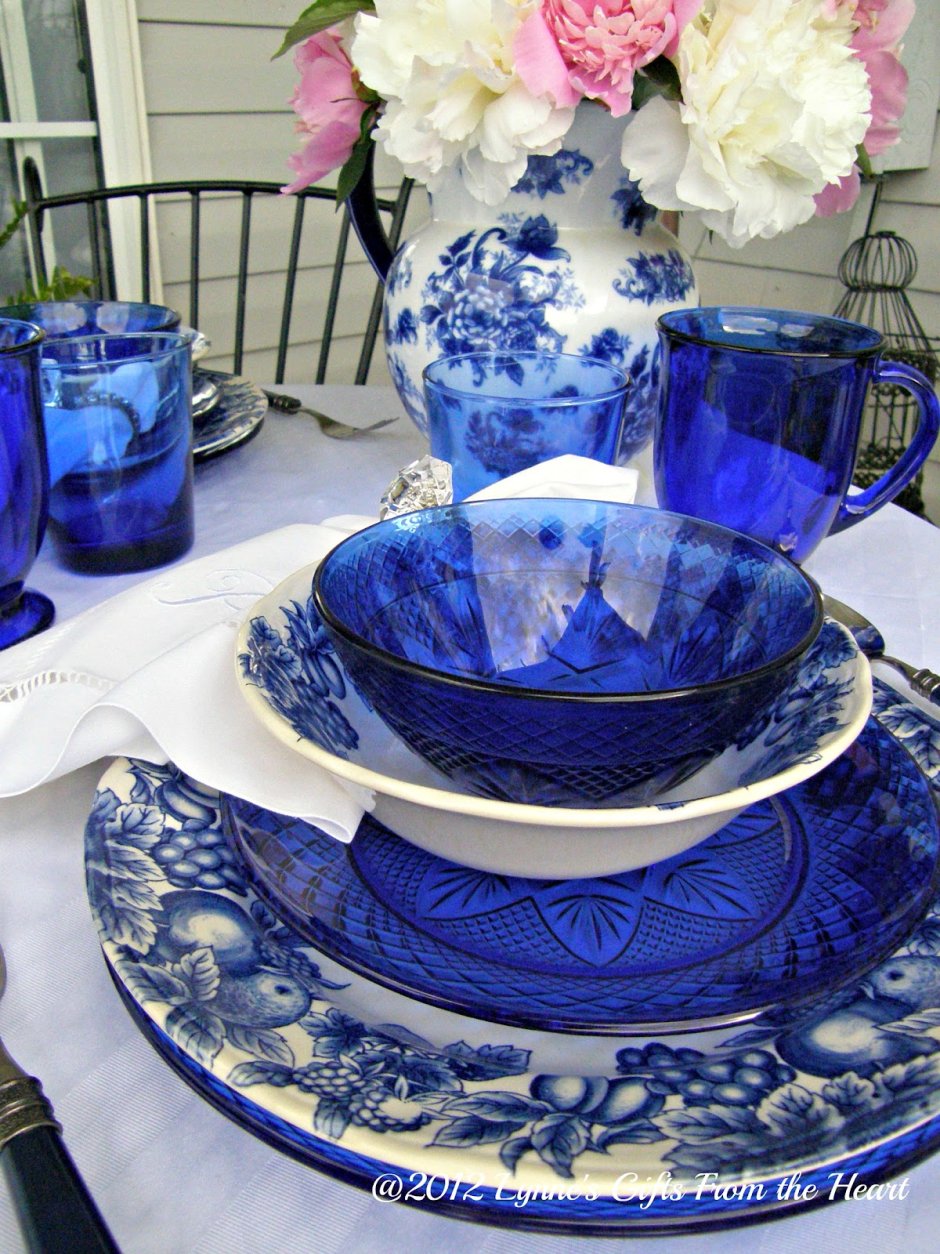 Сервировка стола синей стеклянной посудой