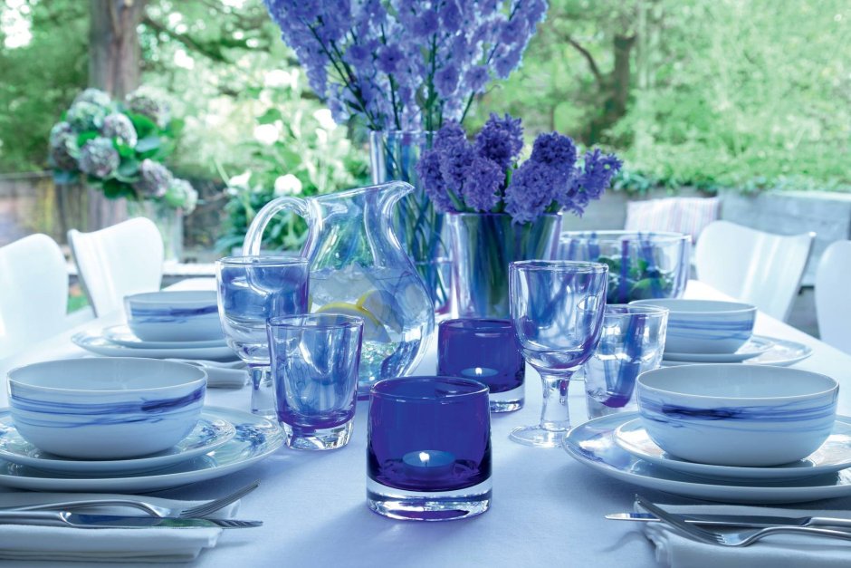 Сервировка с голубой посудой