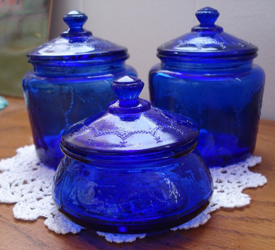 Синяя стеклянная посуда