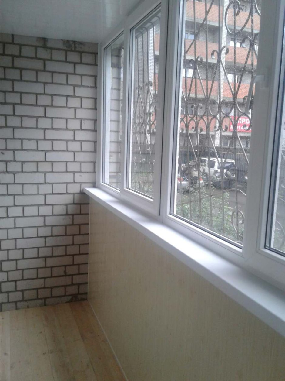 Отделка балкона под кирпич