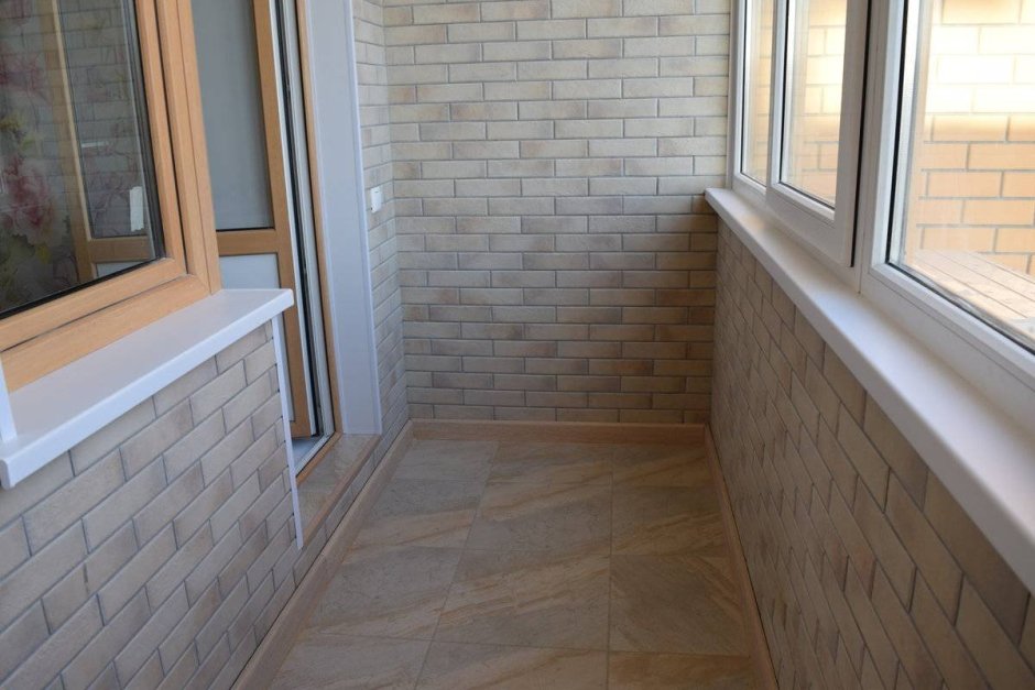 Балкон с бежевым кирпичом