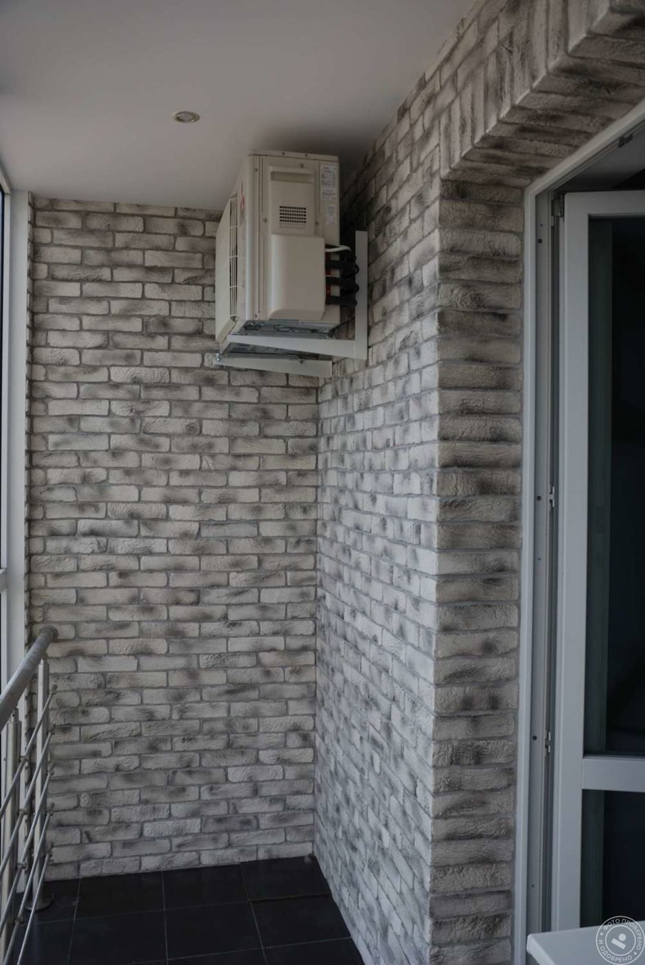 Отделка балкона пластиковыми панелями под кирпич