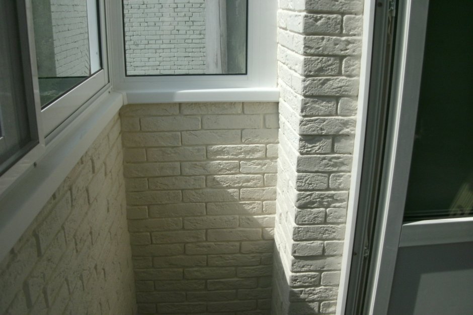 Отделка балкона декоративным камнем