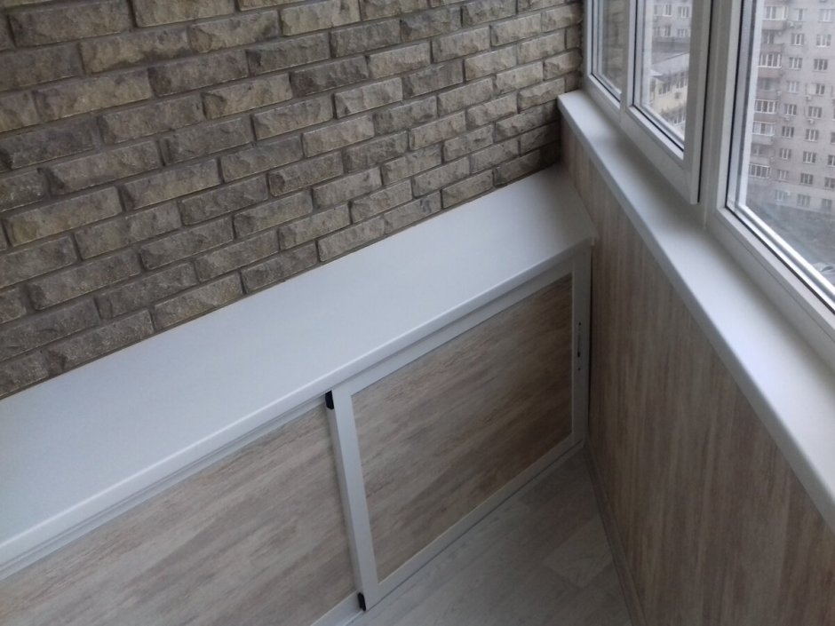 Крашеный кирпич на лоджии