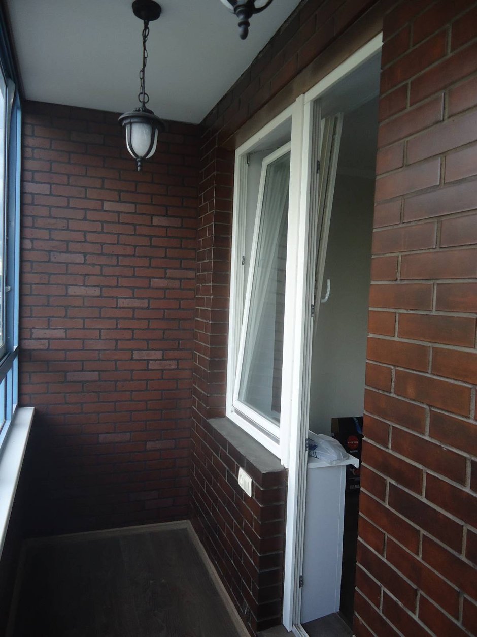 Серый кирпич на лоджии