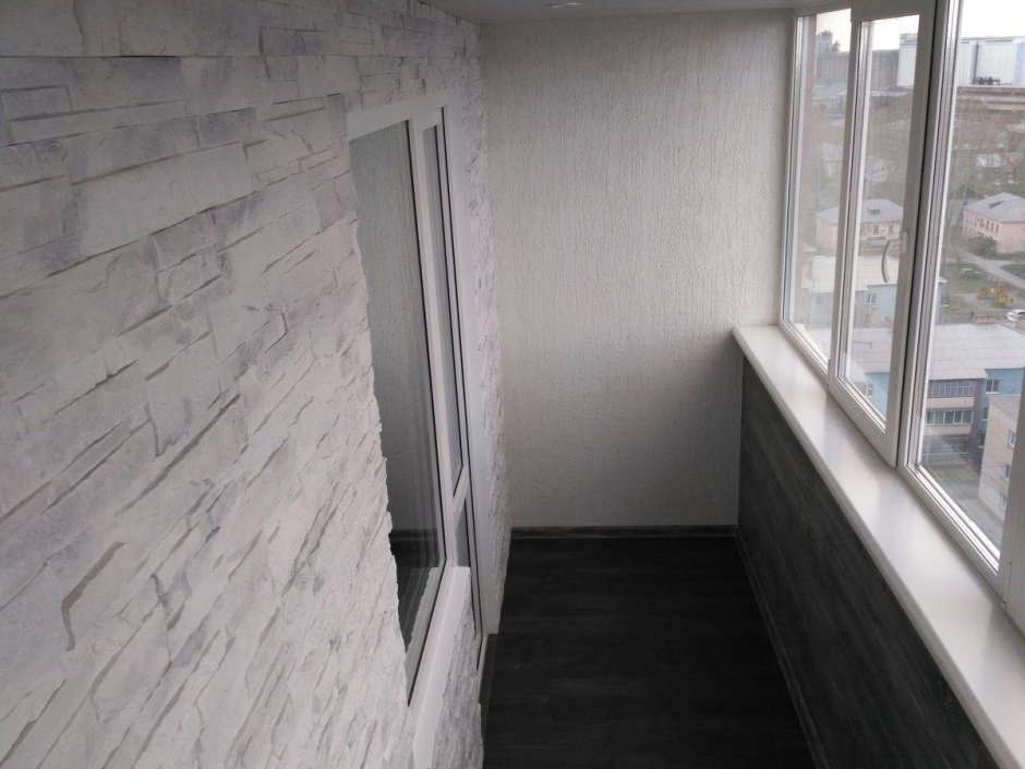 Декор балкона кирпичиками