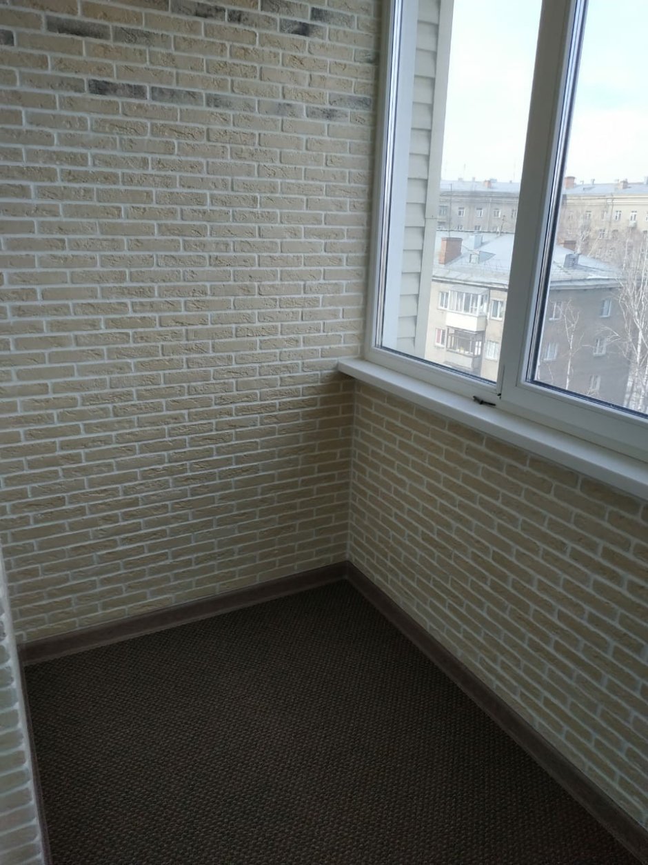 Крашеный кирпич на лоджии