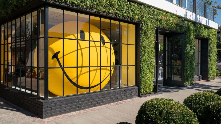 Креативный фасад магазина