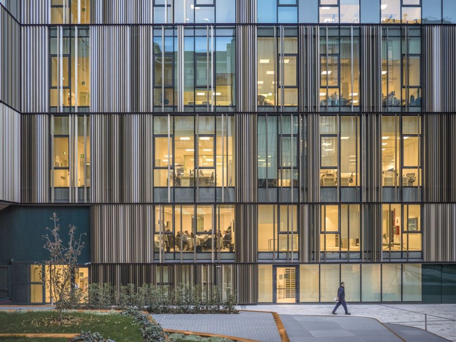 Стеклянный фасад общественного здания