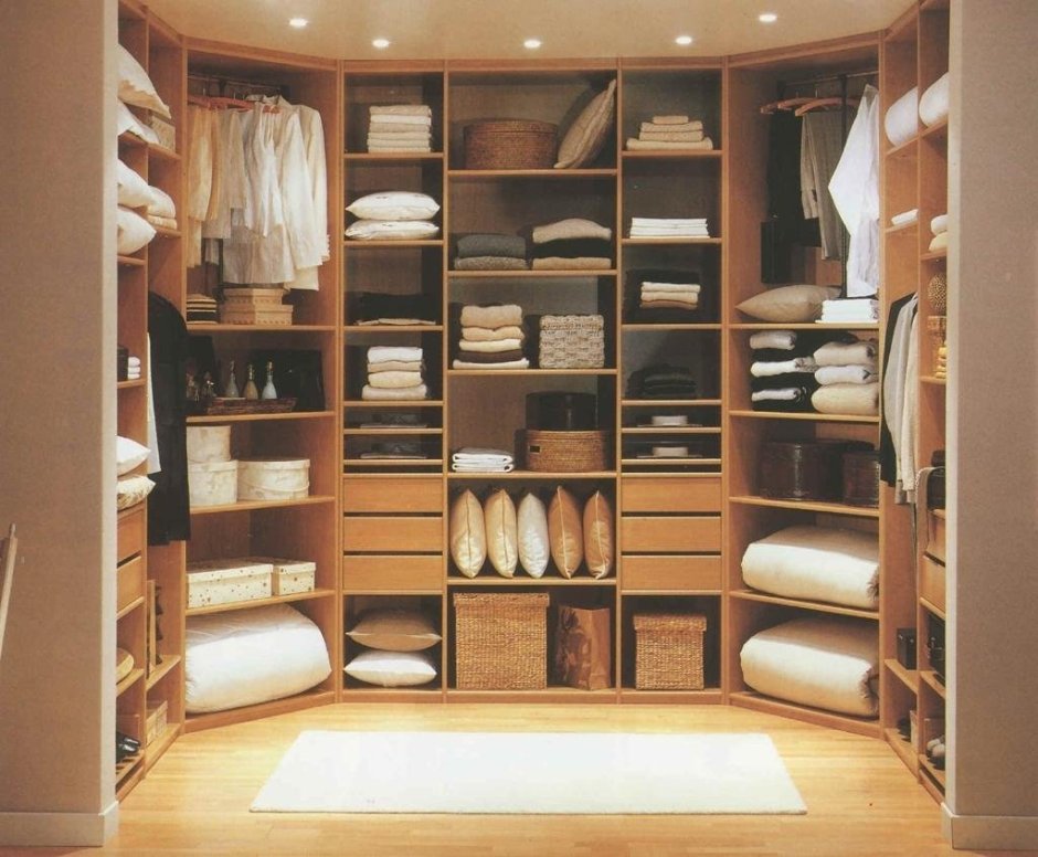 Угловая гардеробная в доме