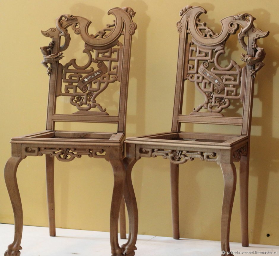 Красивый табурет из дерева