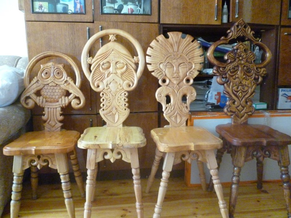 Резные стулья из дерева