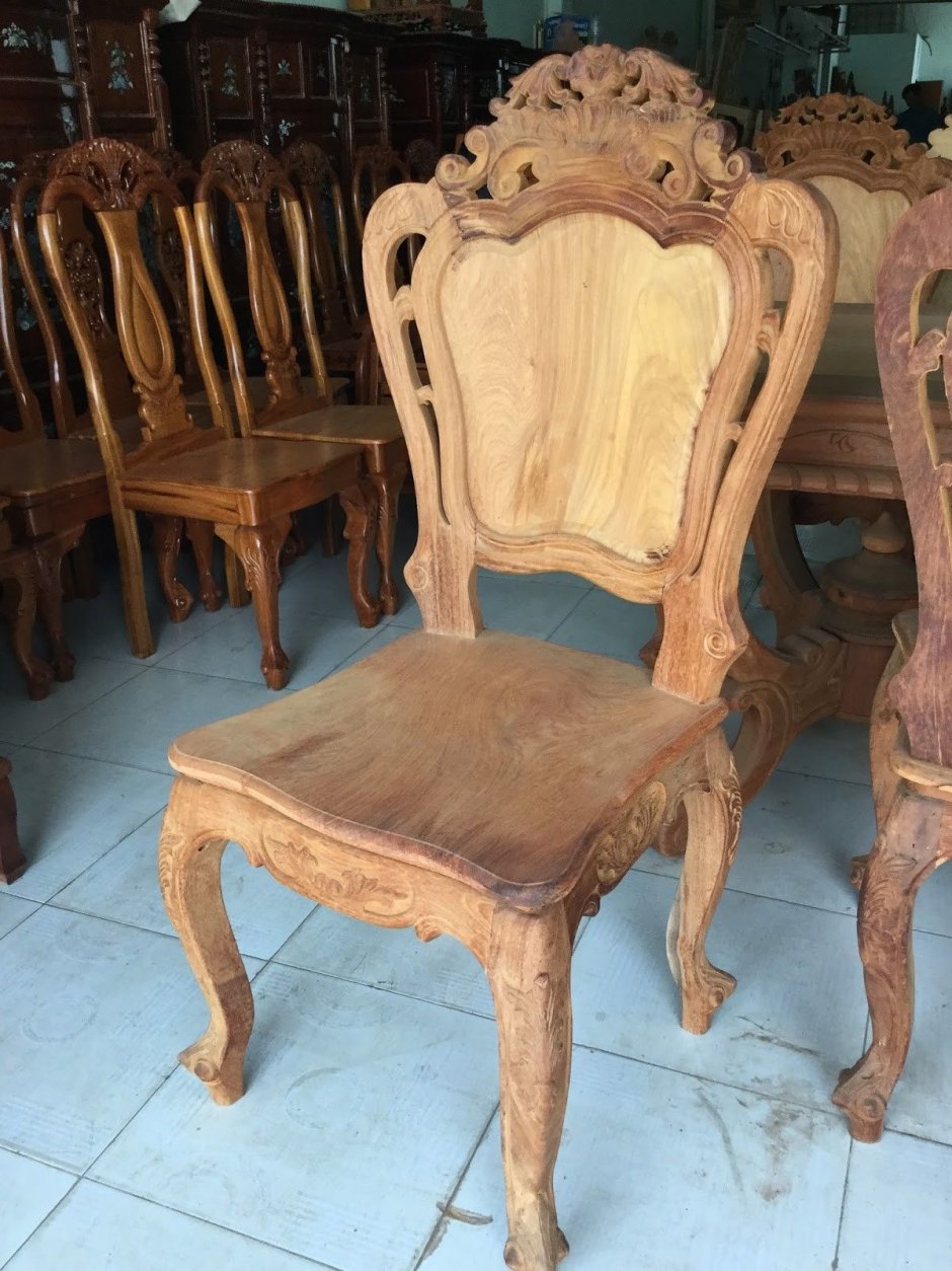 Резные стулья из дерева