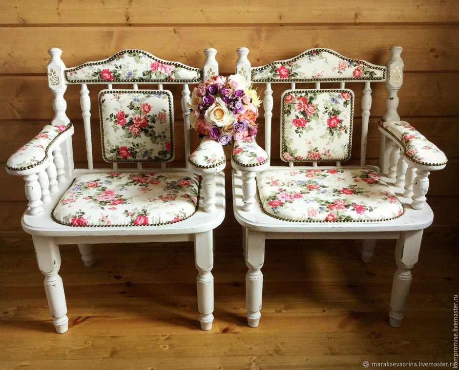 Состаренный стул из дерева