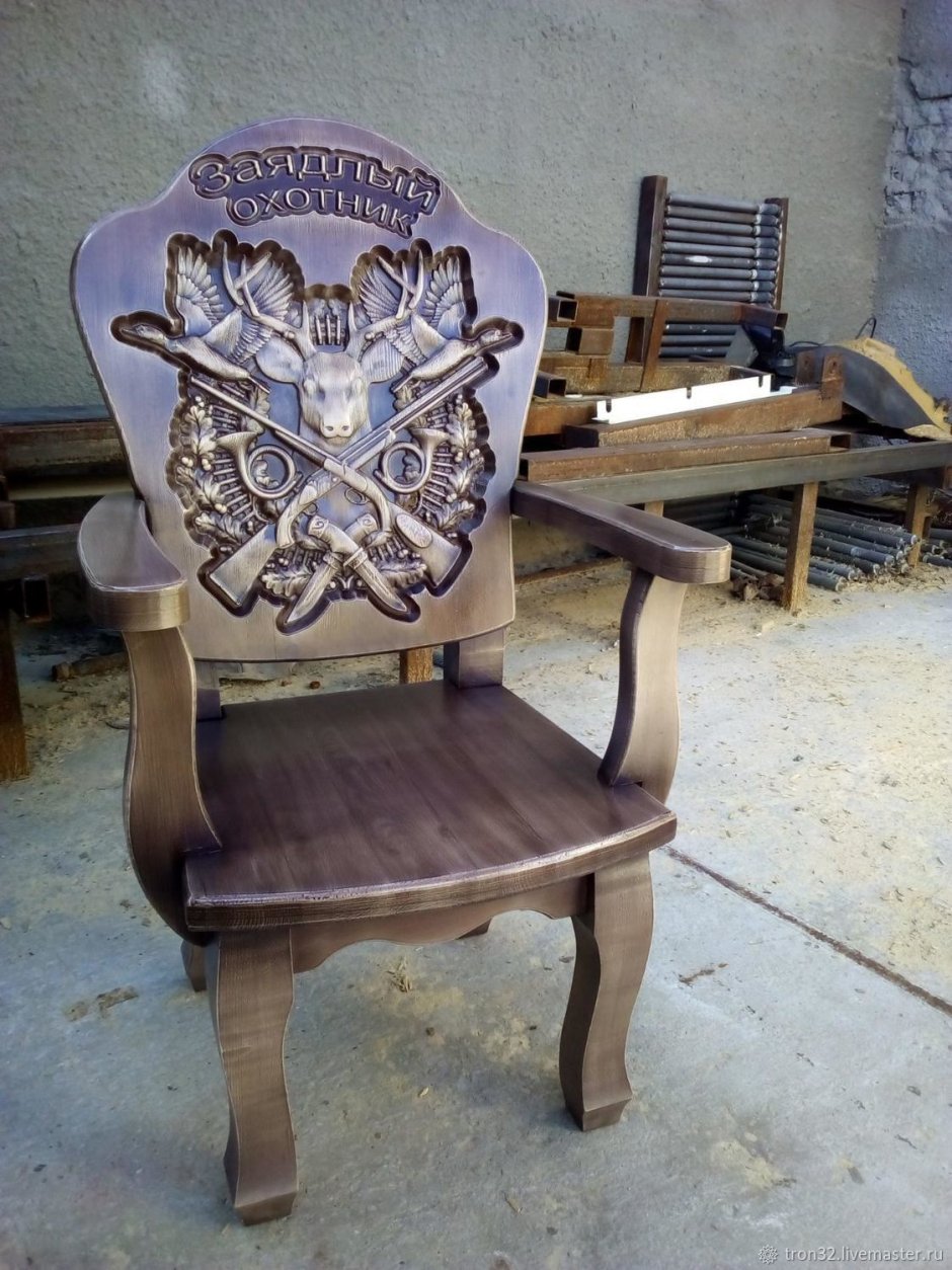 Состаренный стул из дерева