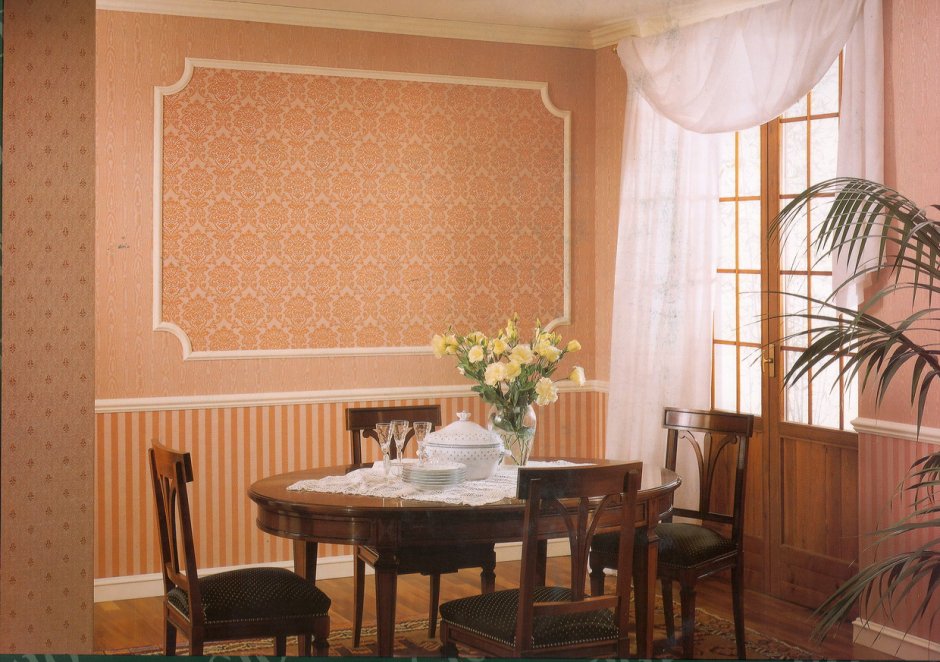 Молдинги на стену в кухне рядом столом