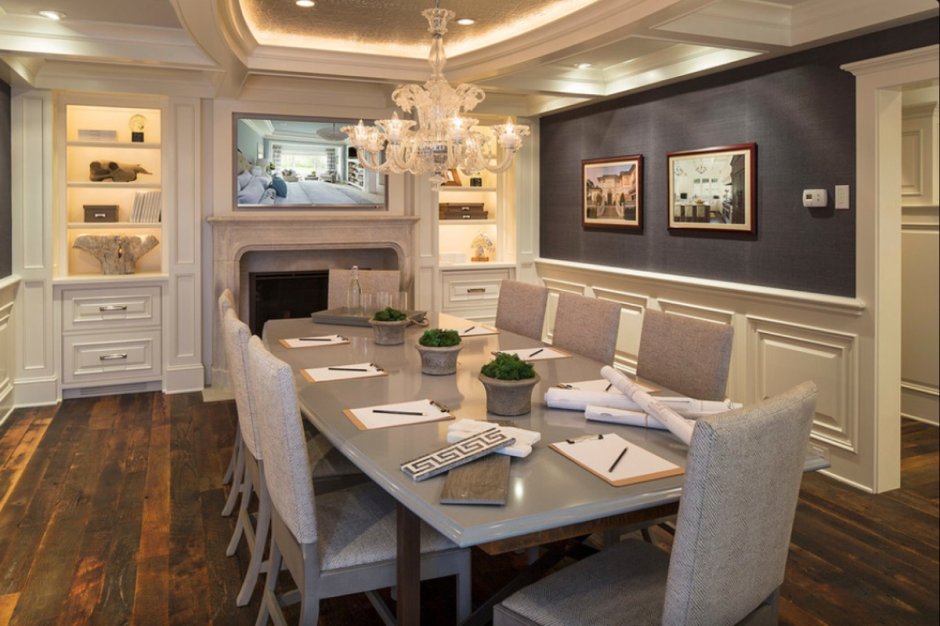 Молдинги в цвет стен