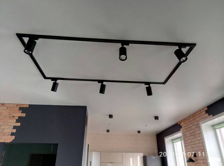 Трековое освещение для натяжных потолков
