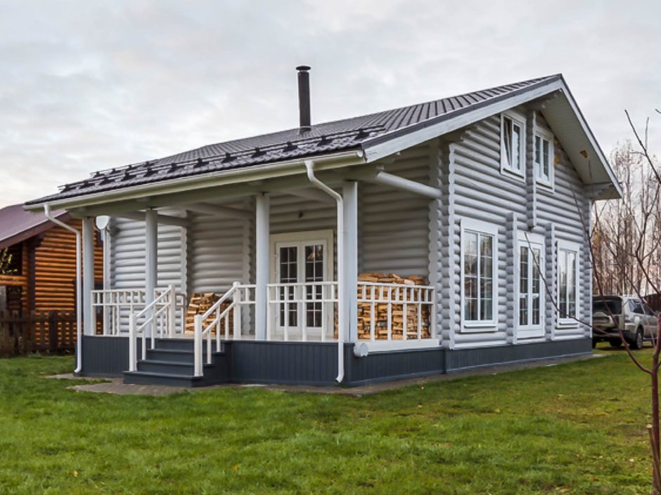Деревянный дом серого цвета