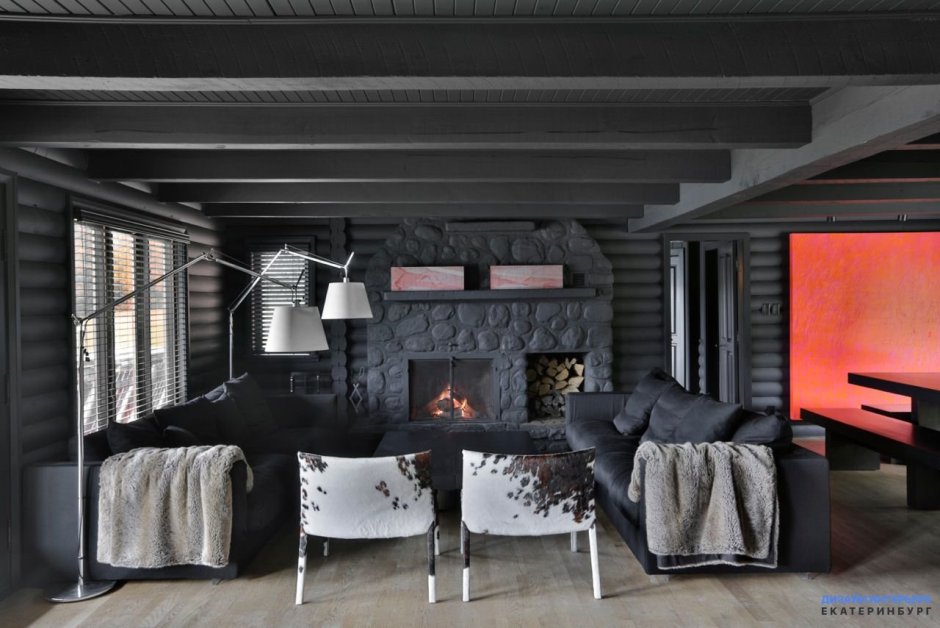 Темные стены в деревянном доме