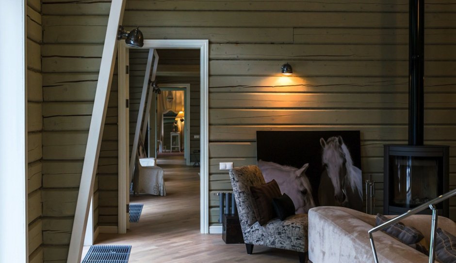 Тиккурила в интерьере деревянного дома