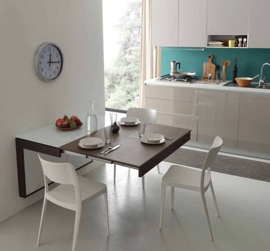 Маленький обеденный стол