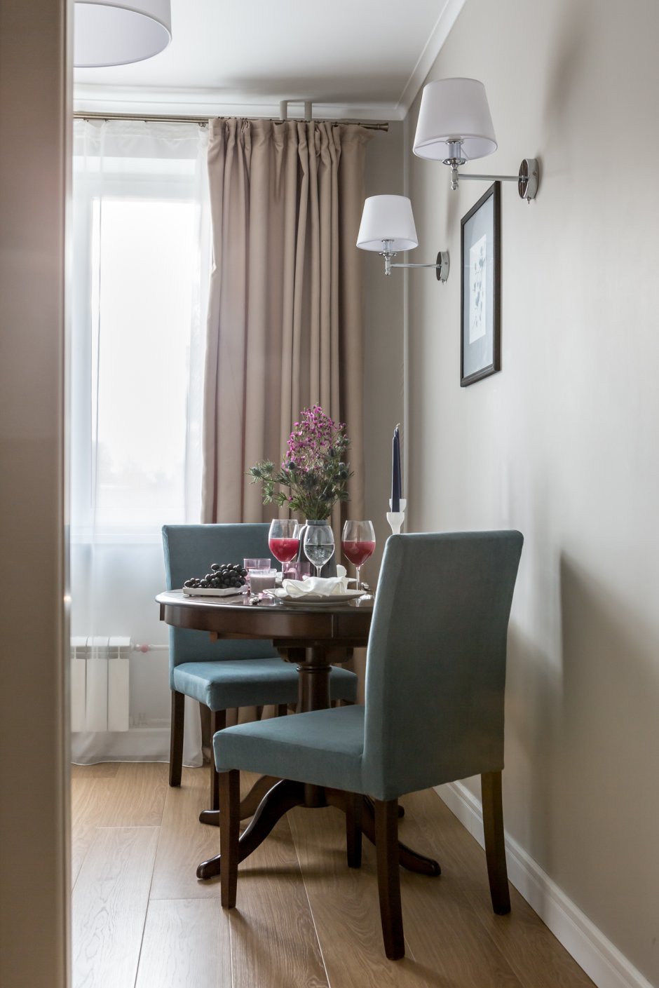 Настенный светильник над обеденным столом