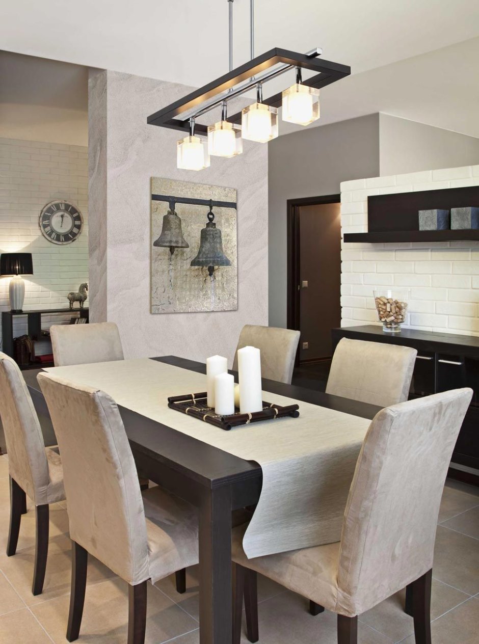 Люстра над обеденным столом в гостиной