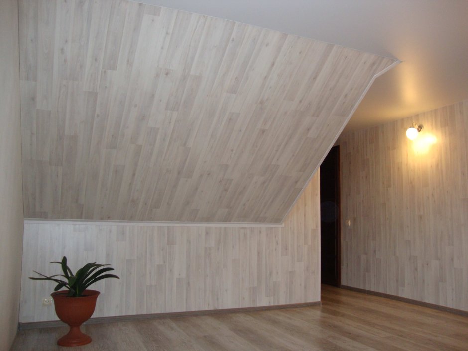 Потолок мансарды из ламината