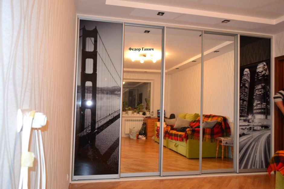 Трехстворчатый зеркальный шкаф купе