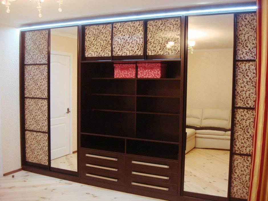 Встроенные шкафы в гостиной