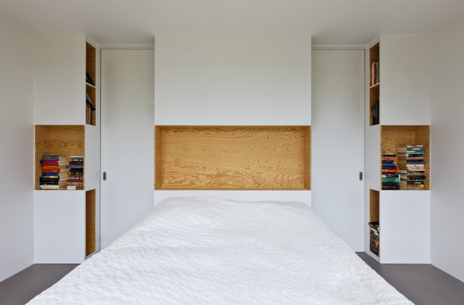 Кровать на полу