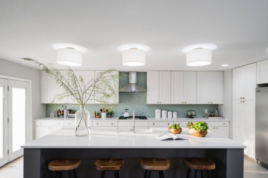 Большая белая кухня