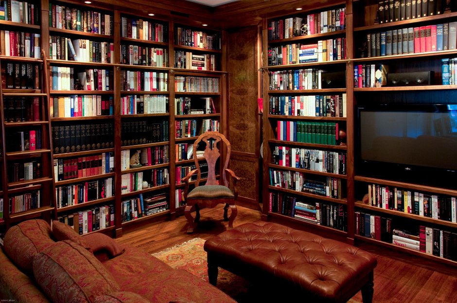 Огромный книжный шкаф