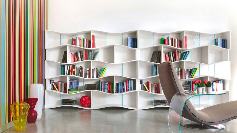 Необычные книжные полки в интерьере