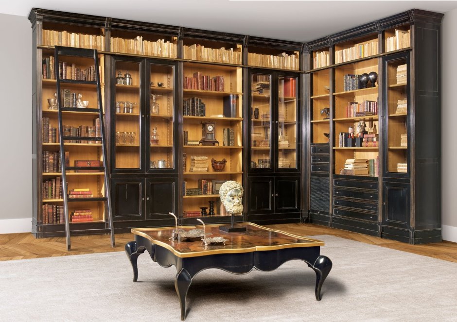 Комната с книжным шкафом