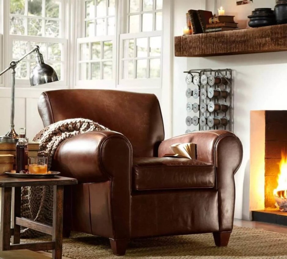 Кожаное кресло в интерьере