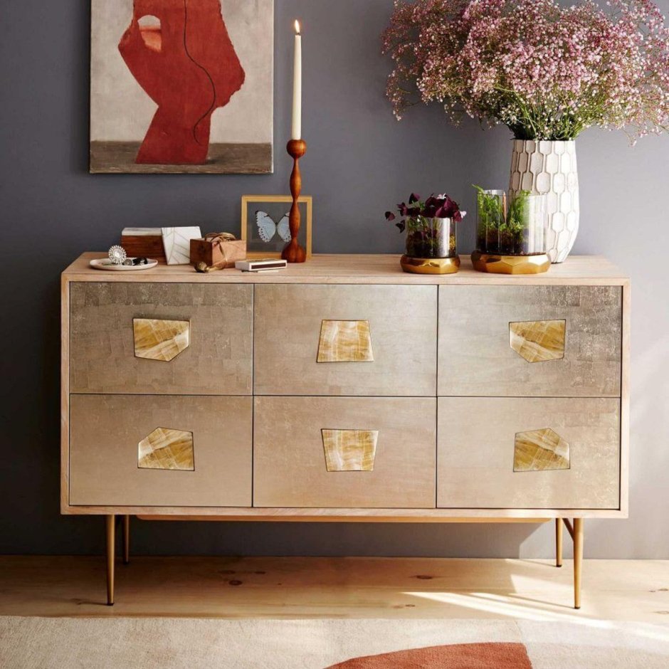 Комод за диваном