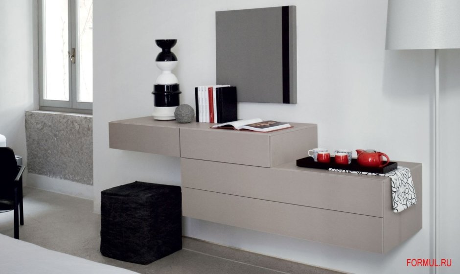 Консольный стол на металлических ножках