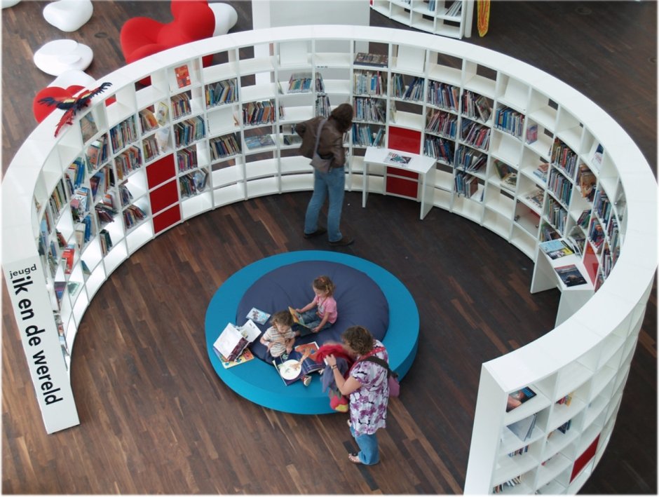 Книжный шкаф