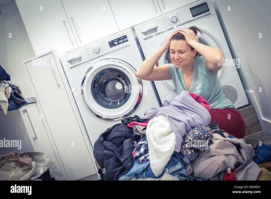 Женщина у стиральной машины