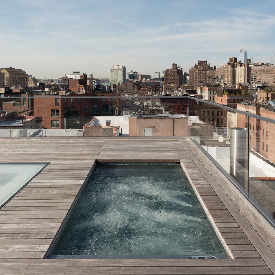 Бассейн на крыше дома